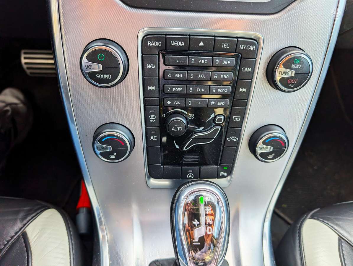 Volvo V70 2013 — photo 16