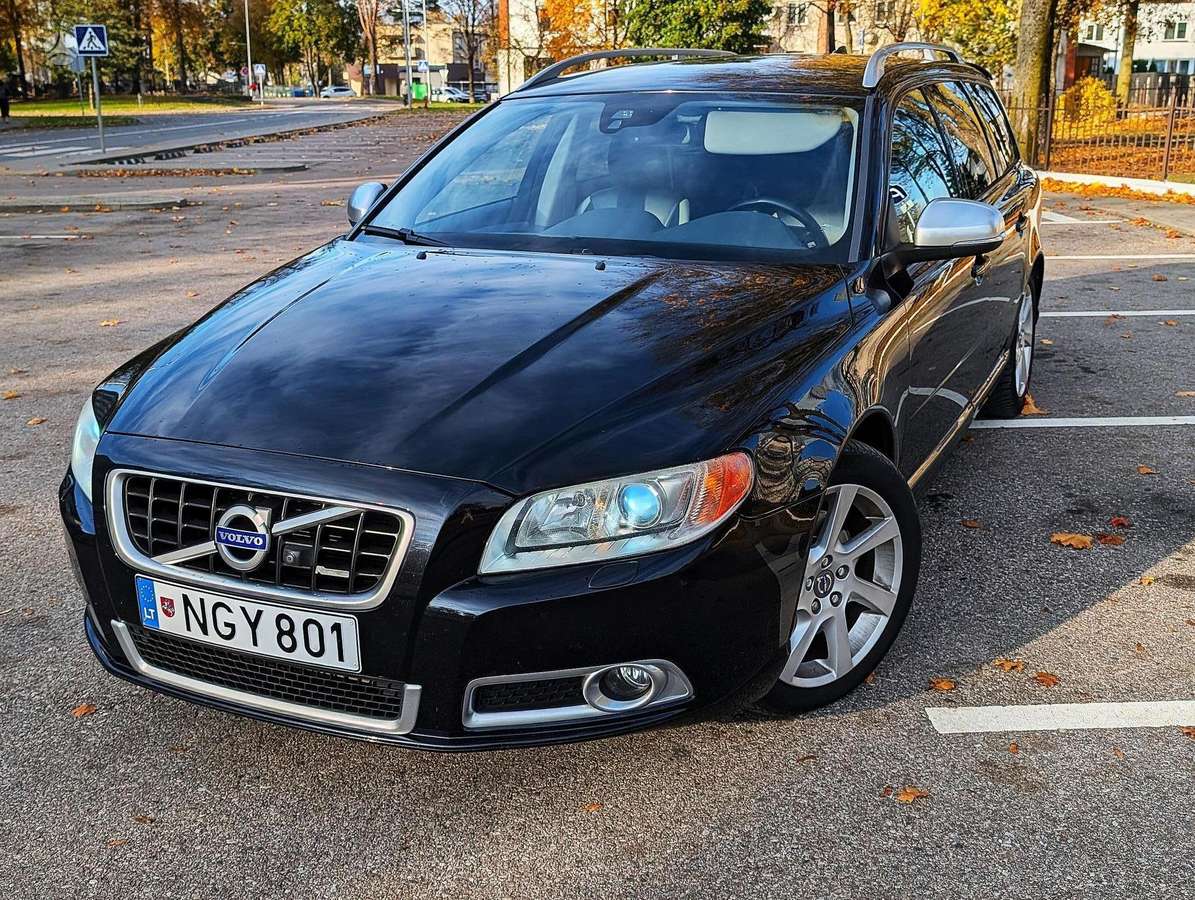 Volvo V70 2013 — rear view