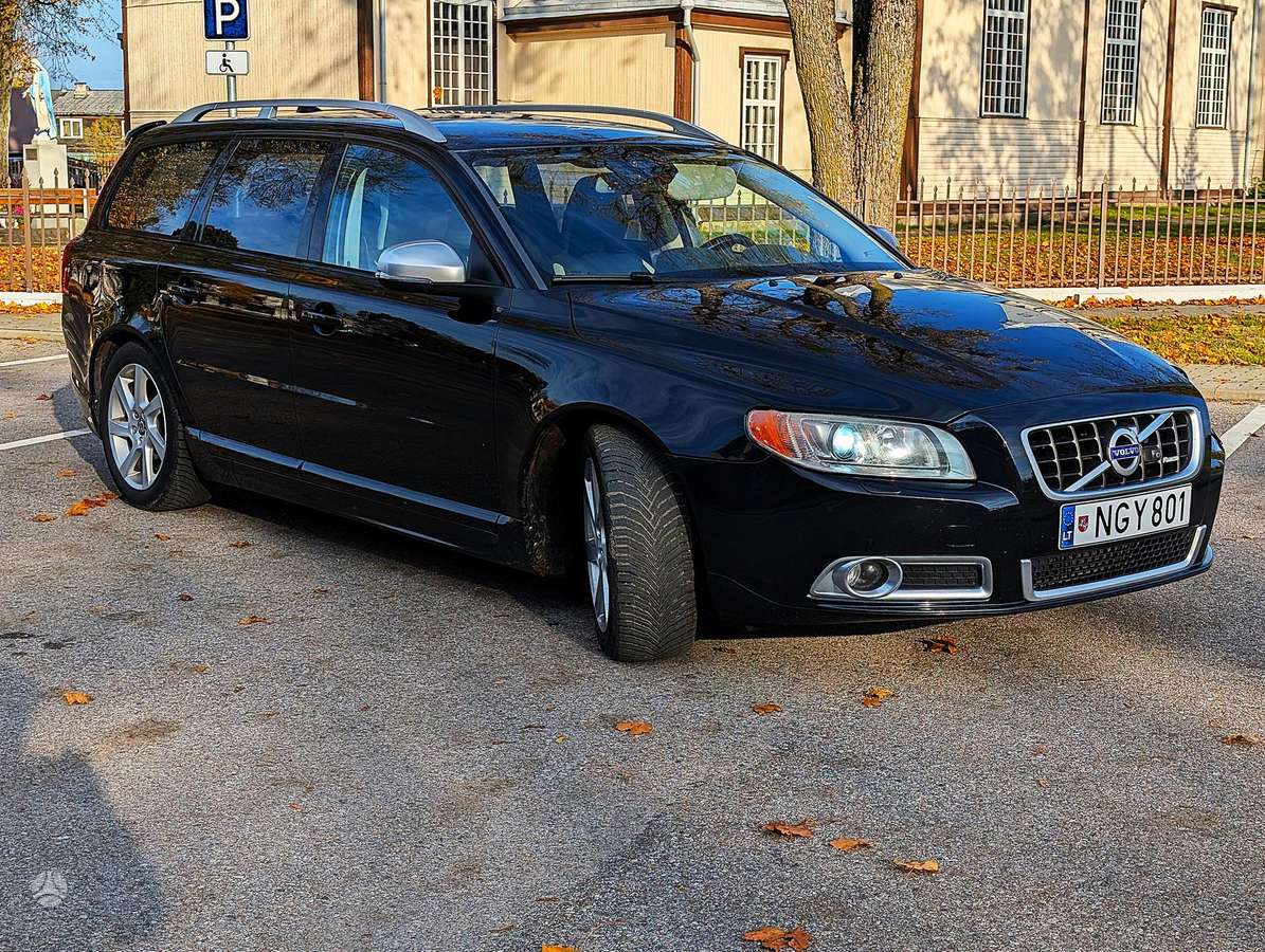 Volvo V70 2013 — interior