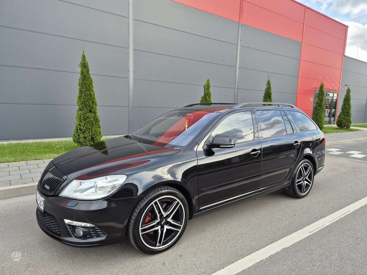 Skoda Octavia 2011 — rear view