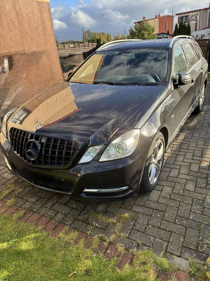 Mercedes-Benz E200 2011 — вигляд ззаду