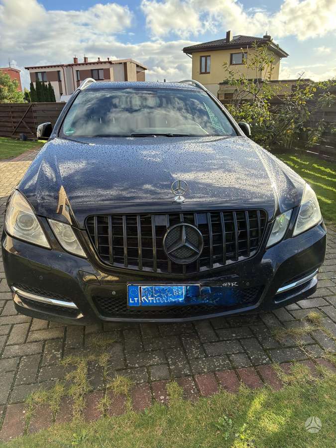 Mercedes-Benz E200 2011 — салон