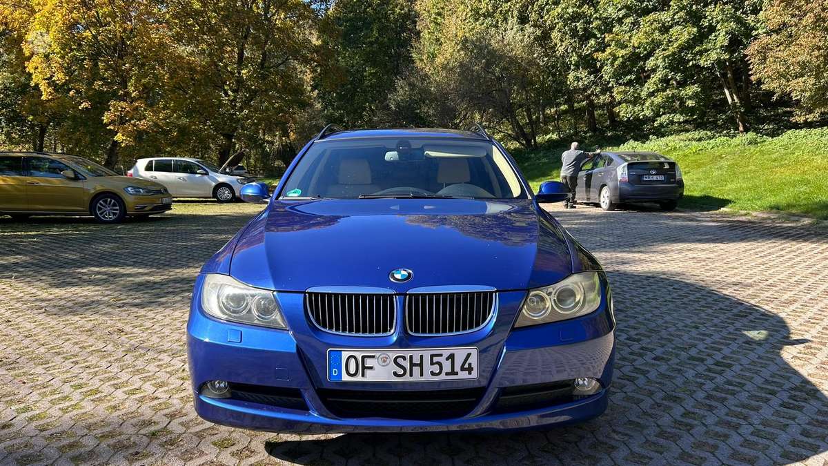 BMW 325 2007 — rear view