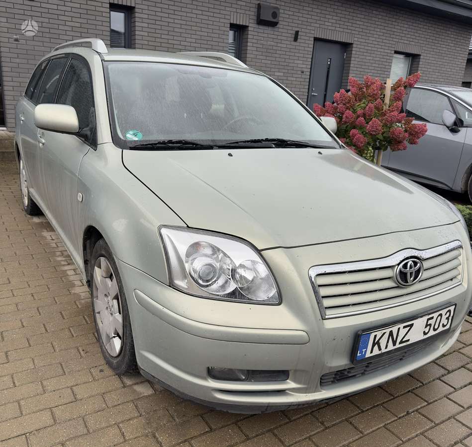 Toyota Avensis 2005 — rear view