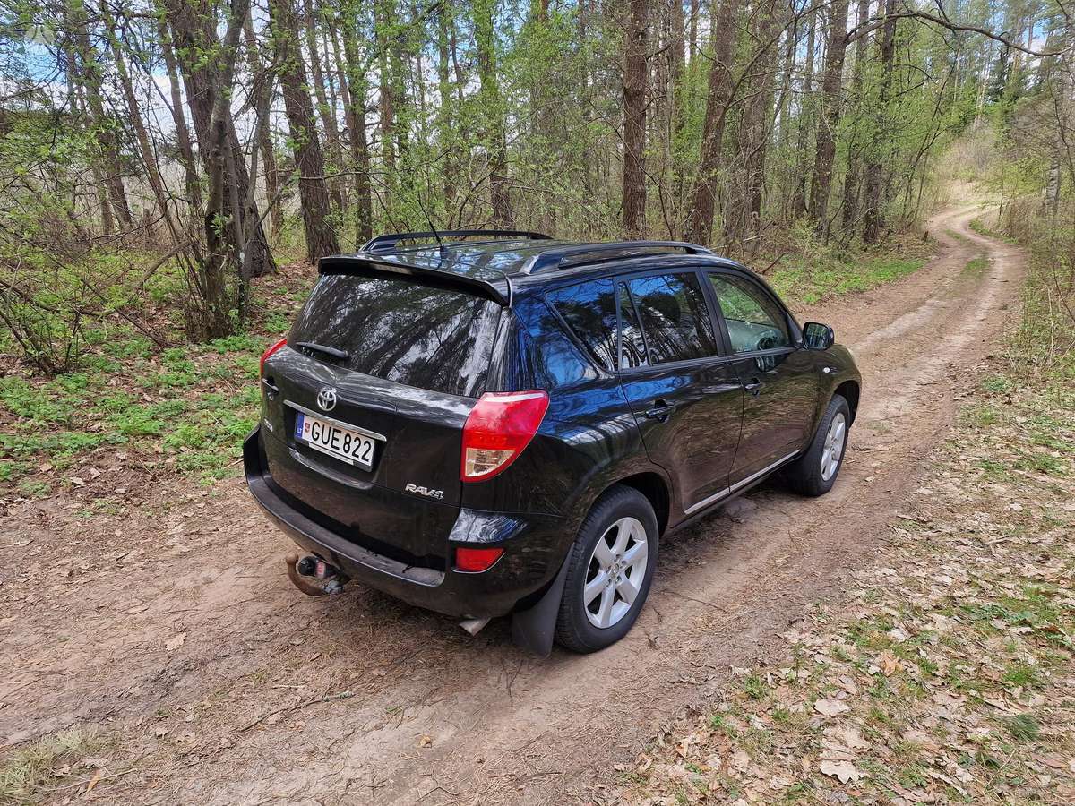 Toyota RAV4 2008 — rear view