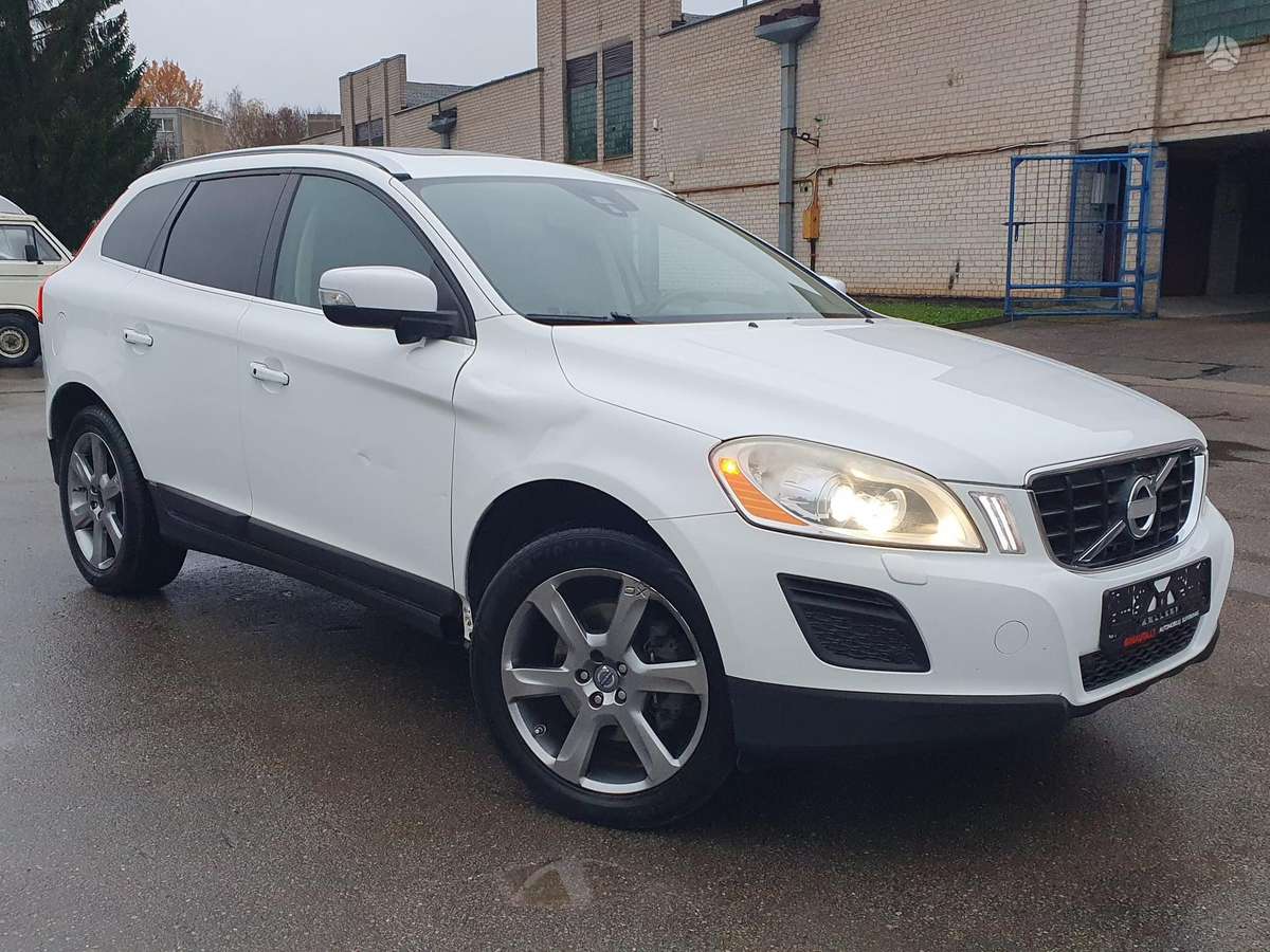 Volvo XC60 2013 — двигун 2953 cm³, 305 HP (224kW)