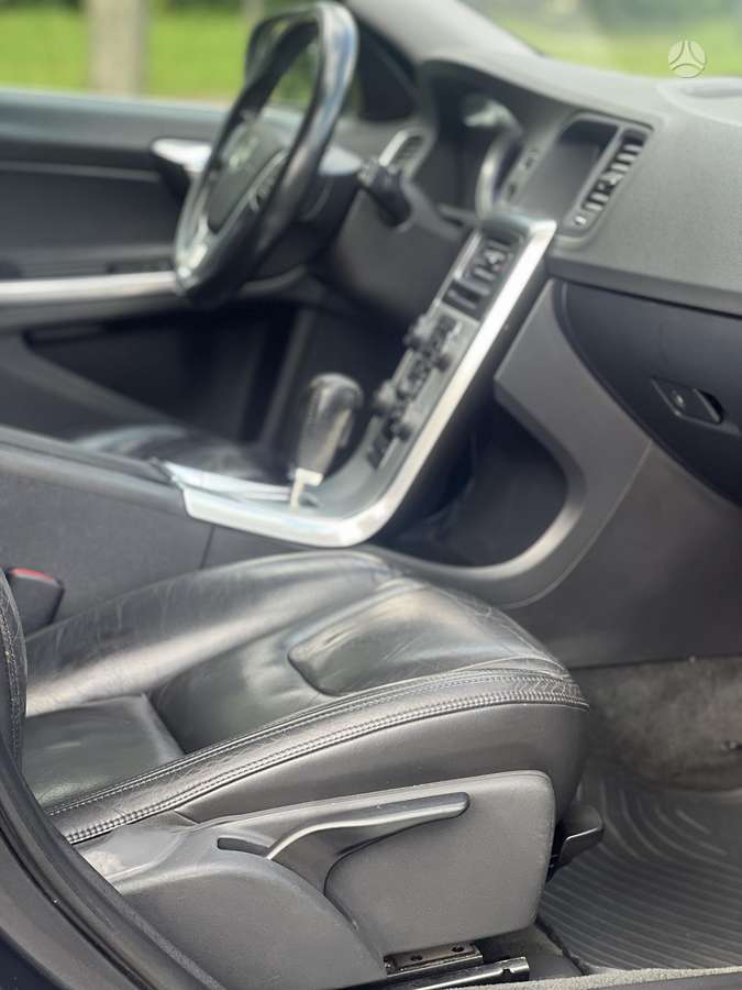 Volvo V60 2012 — photo 11