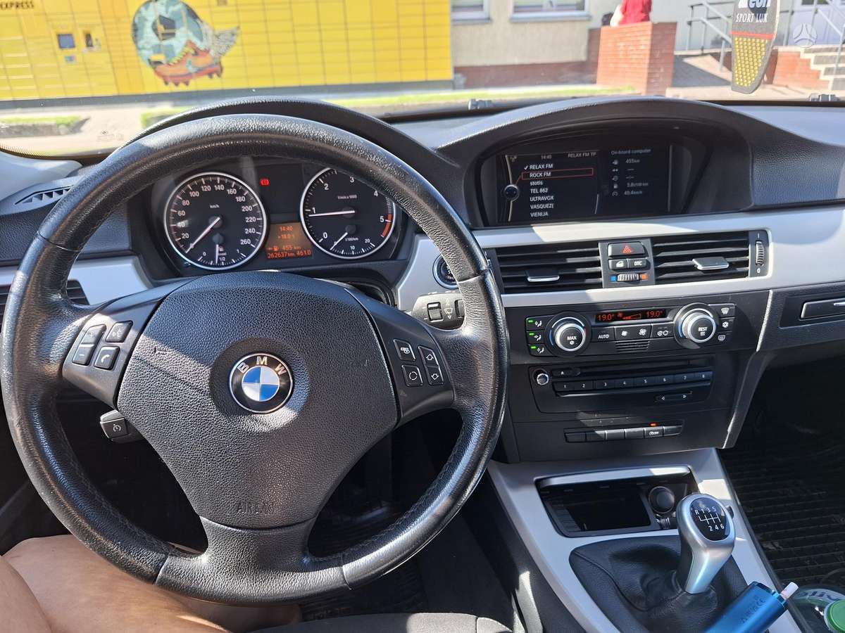 BMW 320 2009 — photo 14