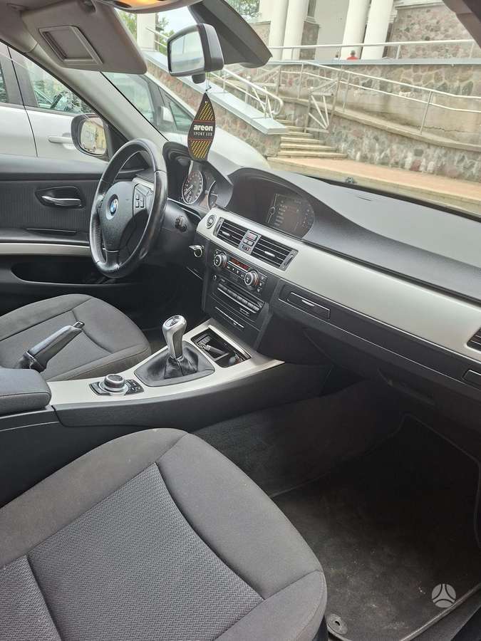 BMW 320 2009 — photo 16