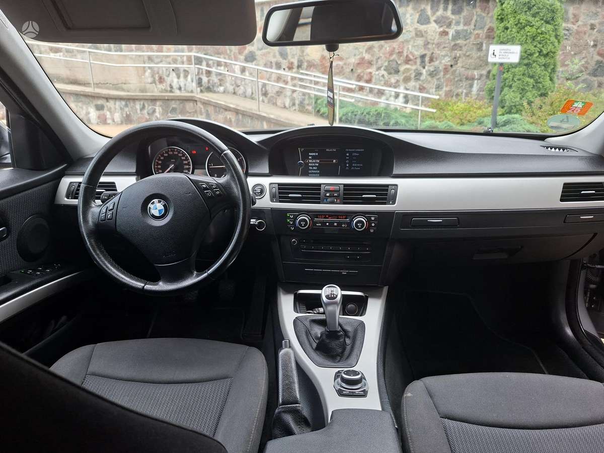 BMW 320 2009 — photo 17