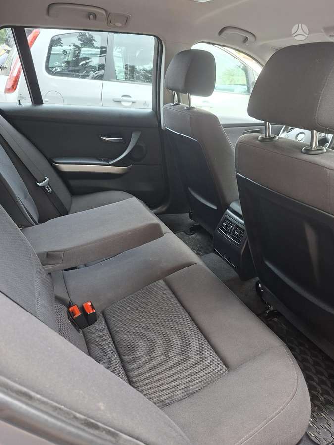 BMW 320 2009 — photo 18