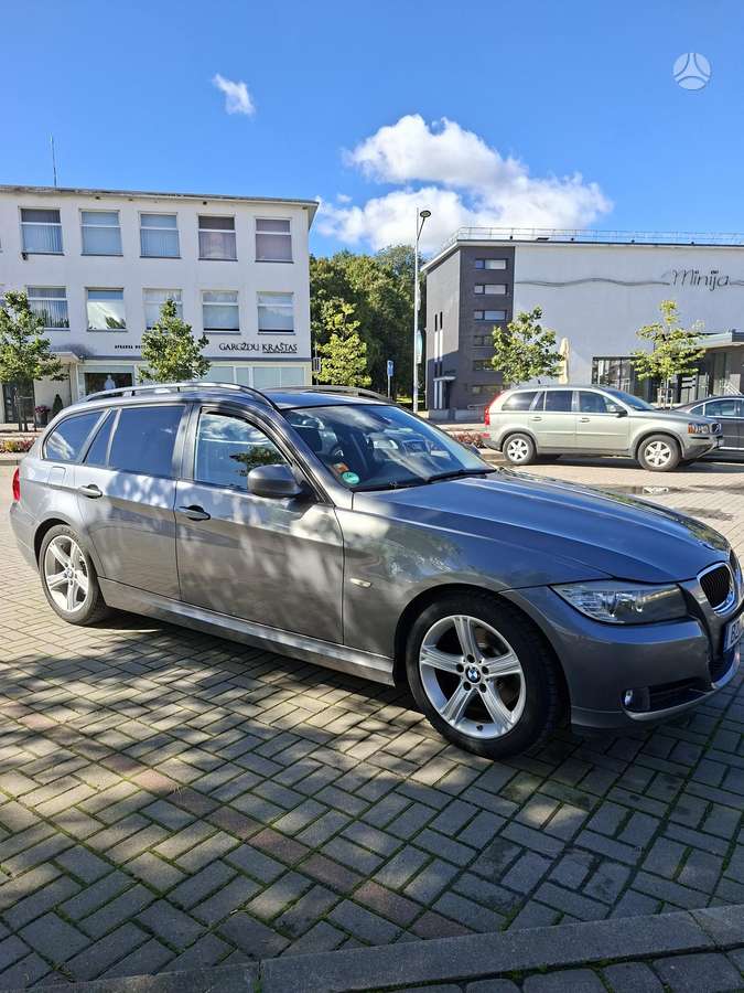 BMW 320 2009 — rear view