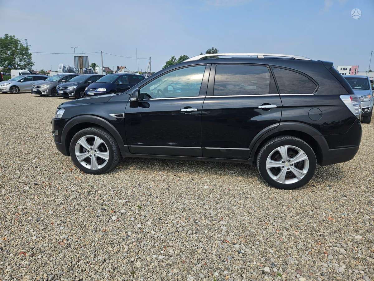 Chevrolet Captiva 2011 — rear view