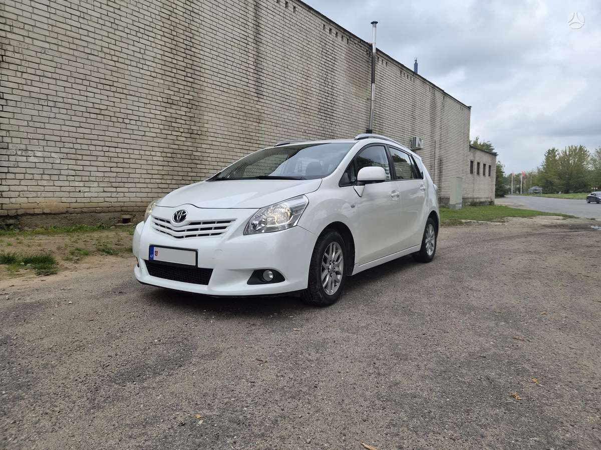 Toyota Verso 2010 — rear view