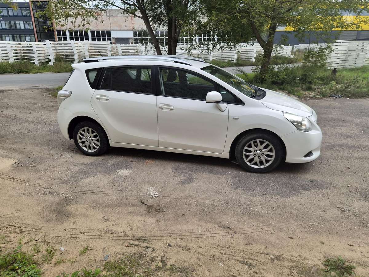 Toyota Verso 2010 — engine 1998 cm³, 126 HP (93kW)