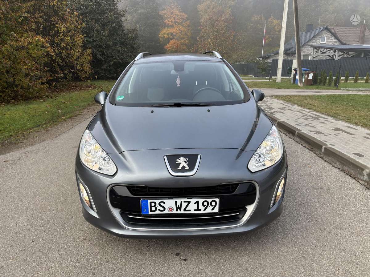 Peugeot 308 2011 — вигляд ззаду
