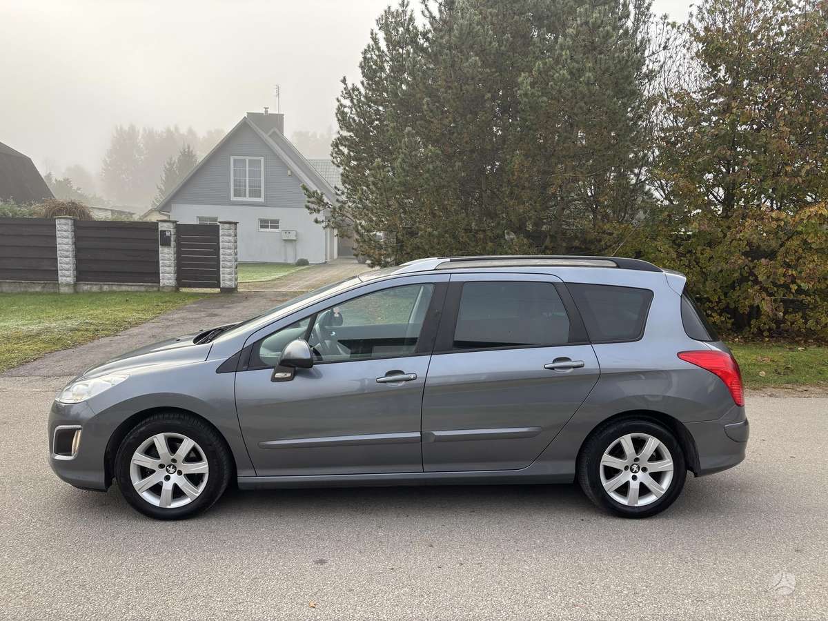 Peugeot 308 2011 — двигун 1560 cm³, 111 HP (82kW)