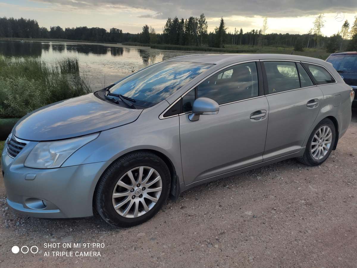 Toyota Avensis 2011 — вигляд ззаду