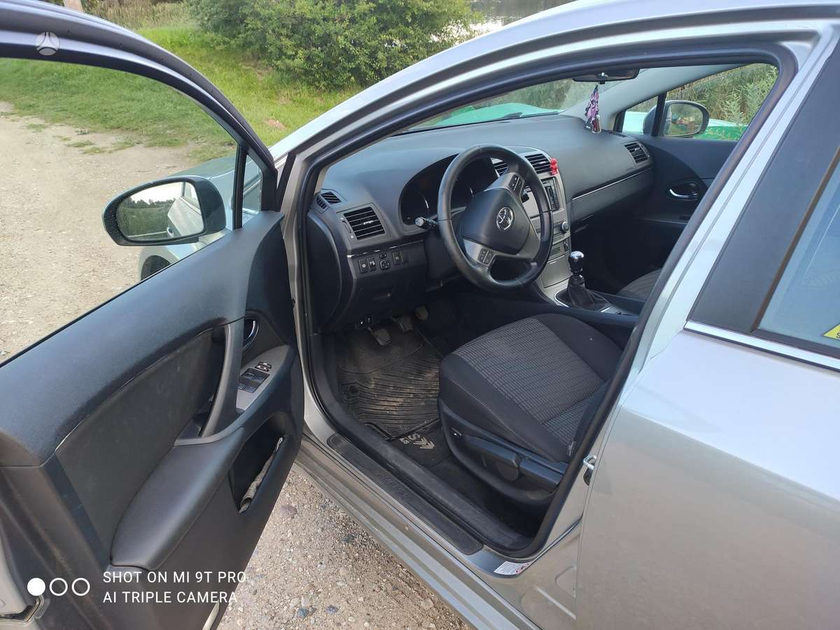 Toyota Avensis 2011 — салон
