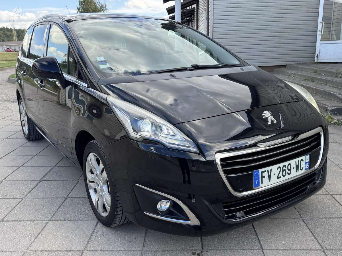 Peugeot 5008 2015 — interior