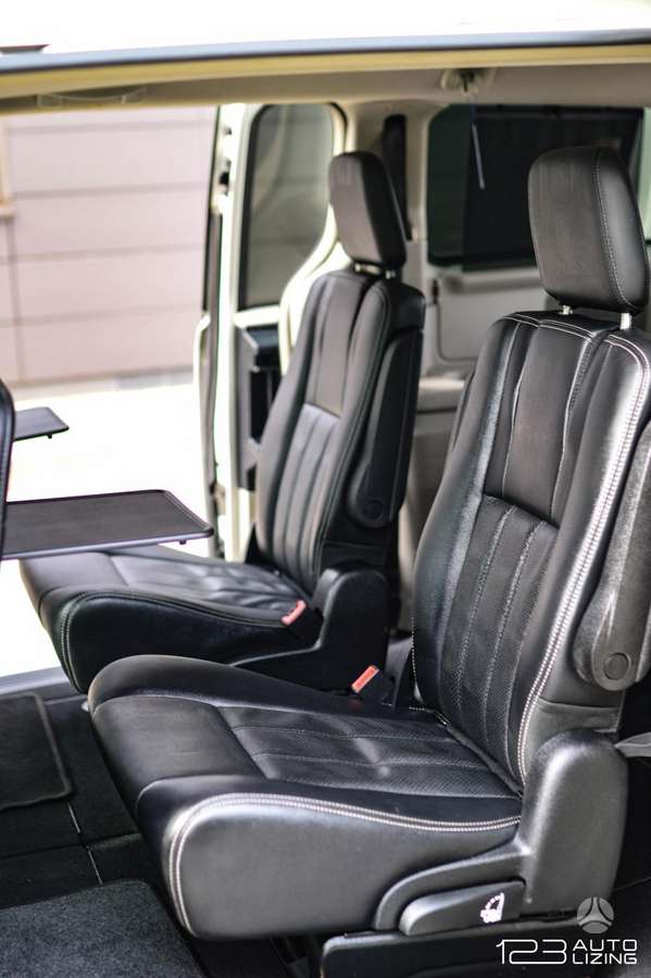 Lancia Voyager 2013 — photo 10