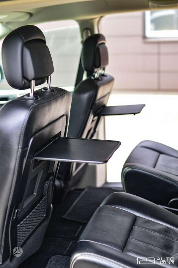 Lancia Voyager 2013 — photo 11