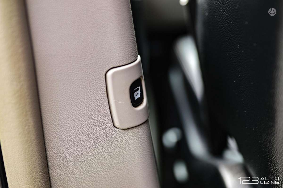 Lancia Voyager 2013 — photo 12