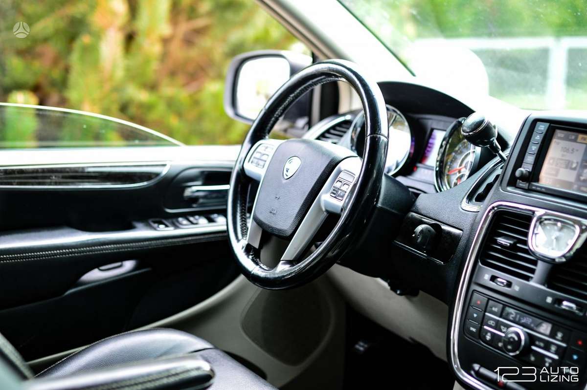 Lancia Voyager 2013 — photo 13