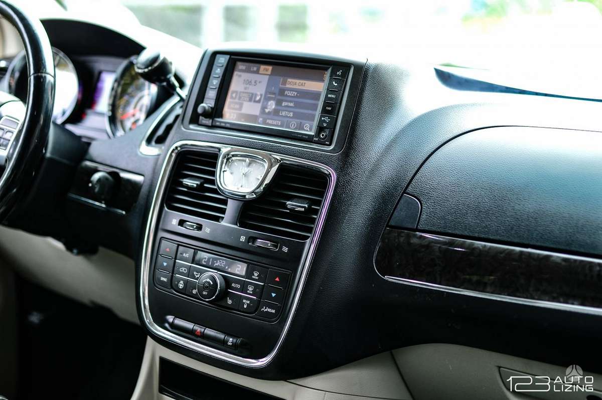 Lancia Voyager 2013 — photo 14
