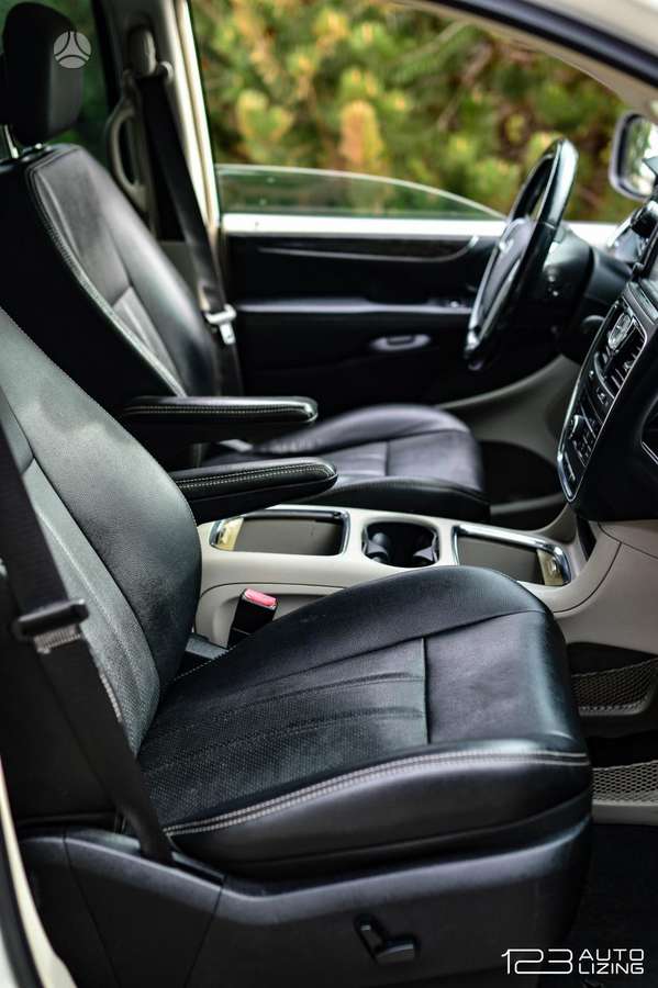 Lancia Voyager 2013 — photo 15