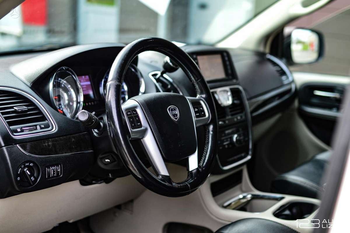 Lancia Voyager 2013 — photo 16