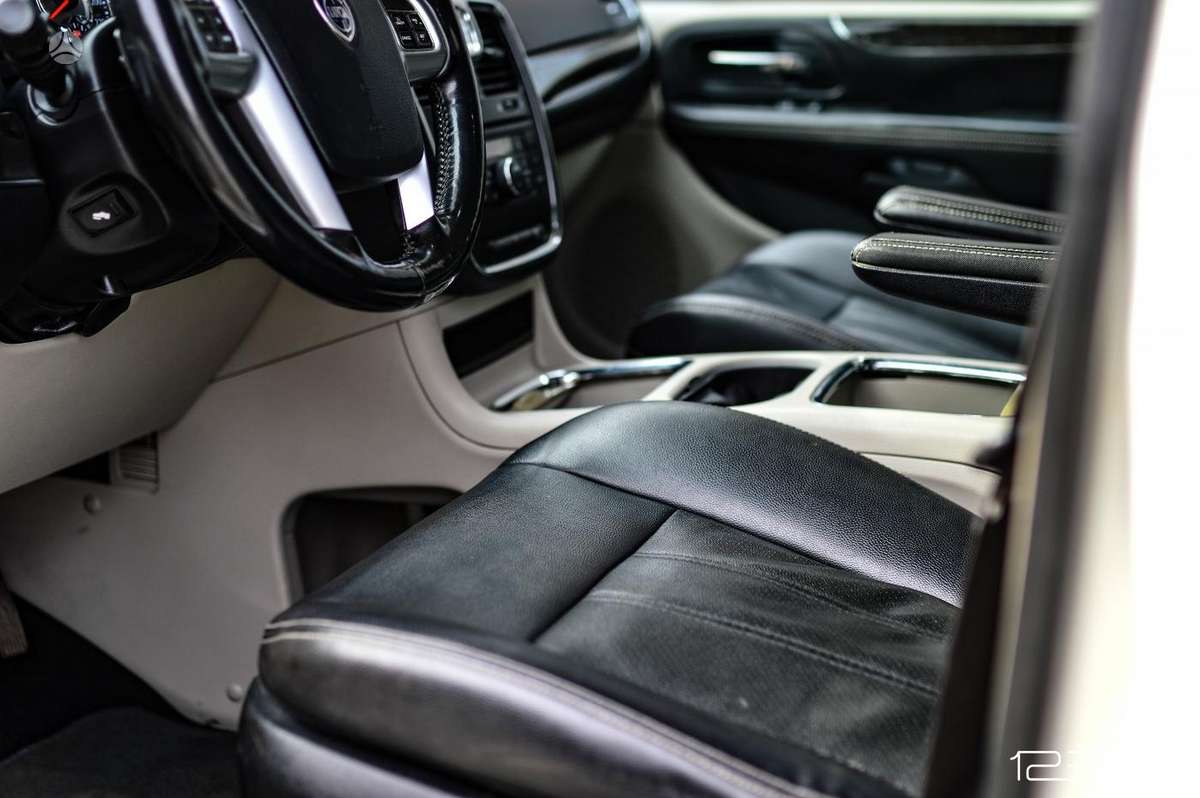 Lancia Voyager 2013 — photo 17