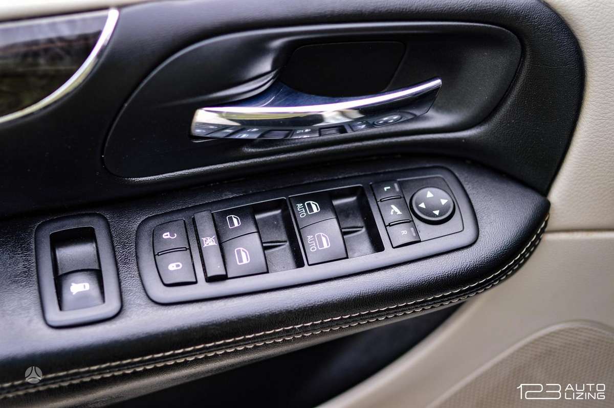 Lancia Voyager 2013 — photo 18