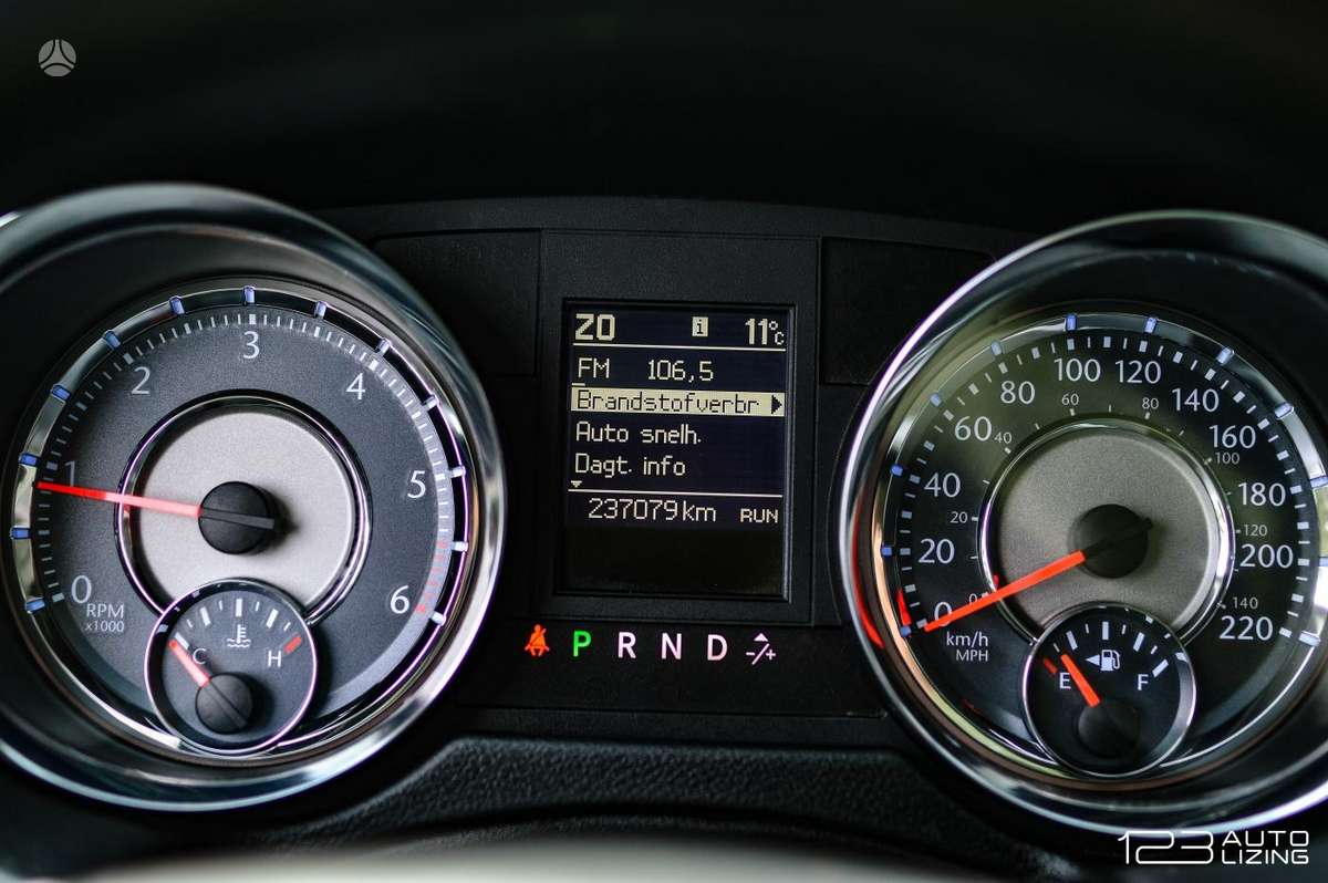 Lancia Voyager 2013 — photo 19