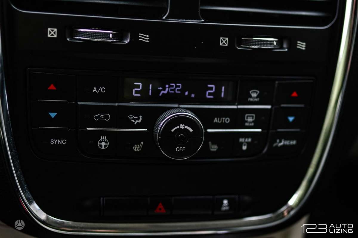 Lancia Voyager 2013 — photo 24