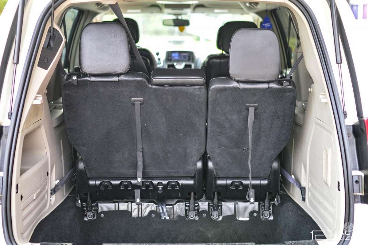 Lancia Voyager 2013 — photo 8