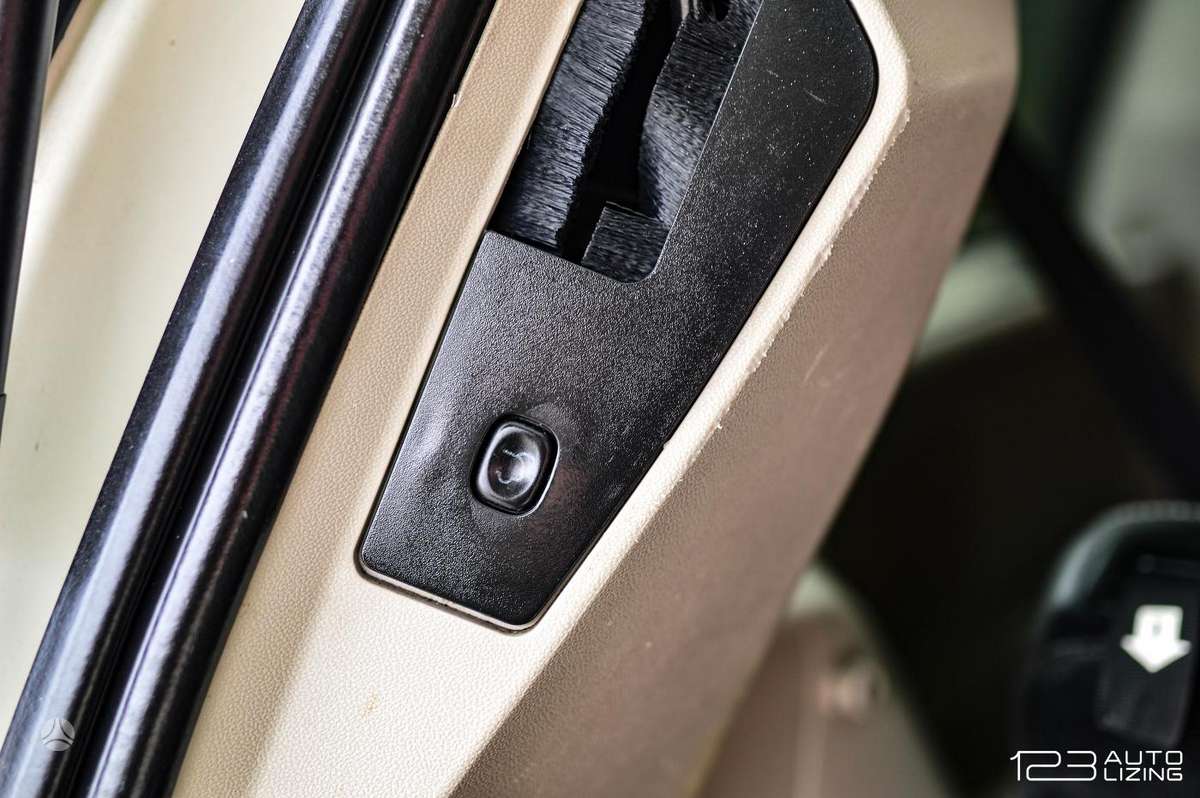 Lancia Voyager 2013 — photo 9