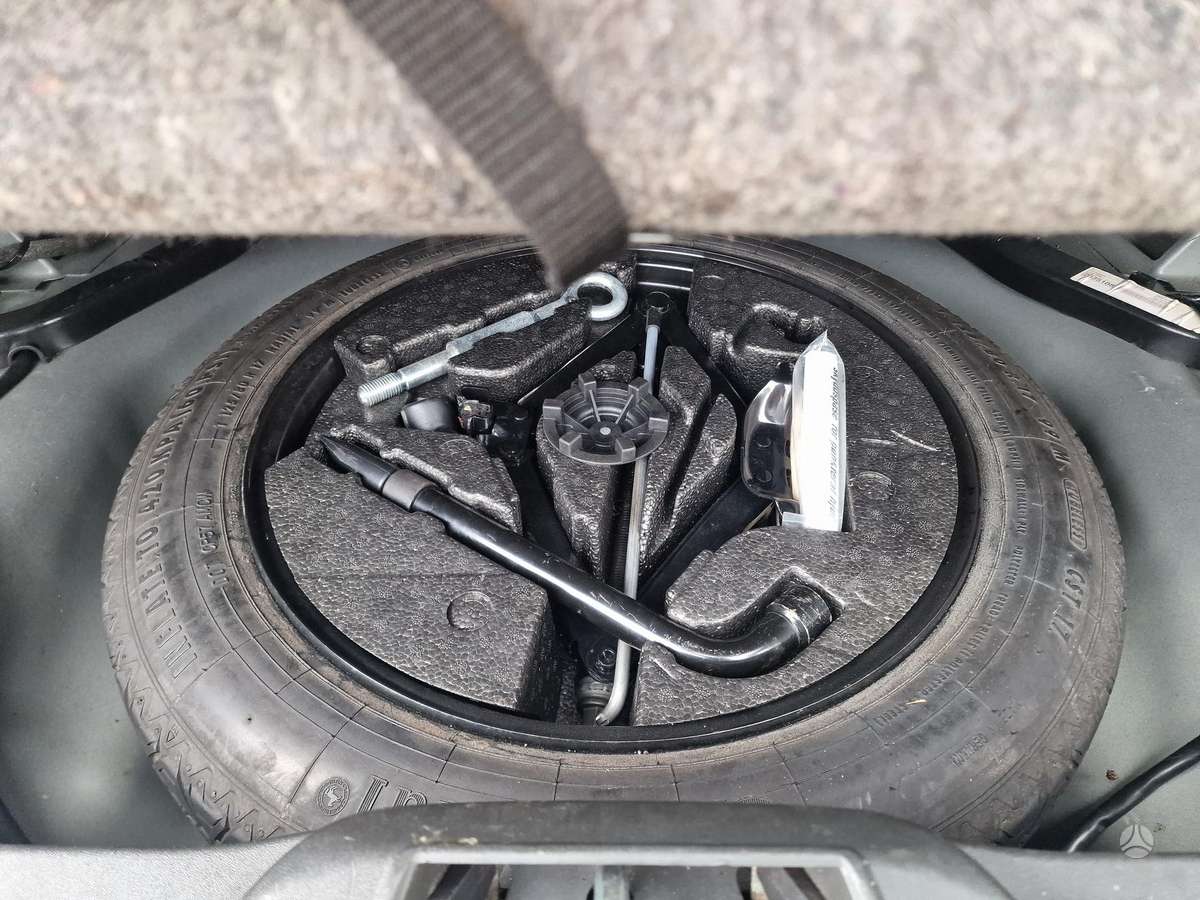 Volvo V70 2010 — photo 12