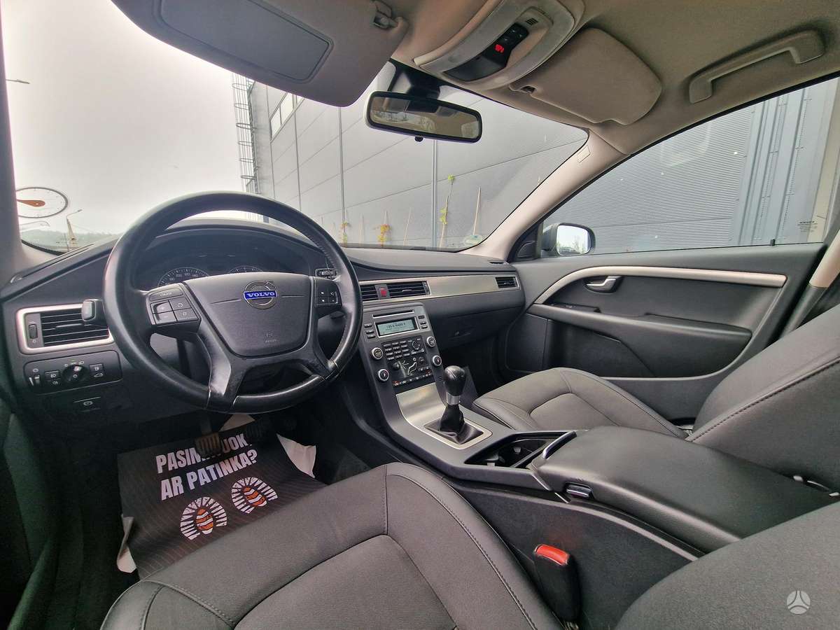 Volvo V70 2010 — photo 14