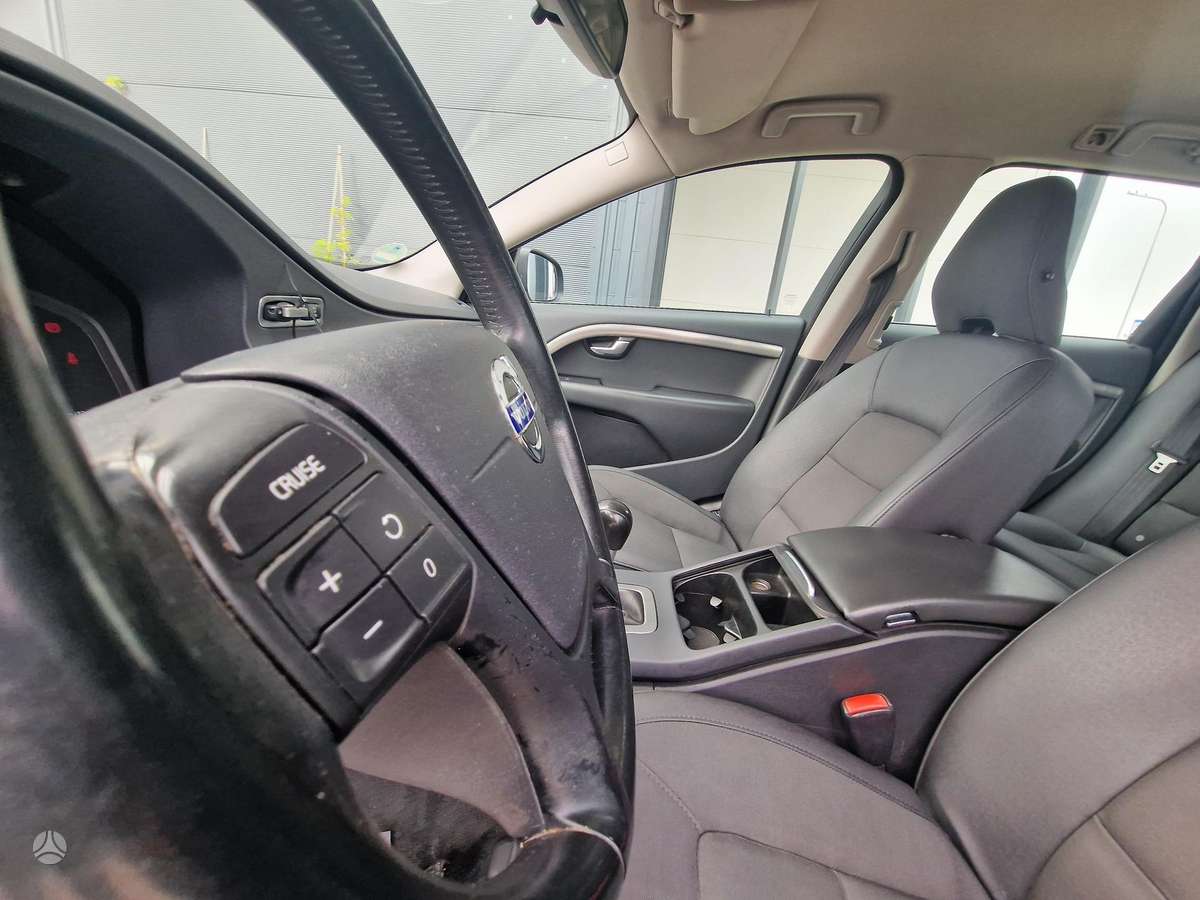 Volvo V70 2010 — photo 16