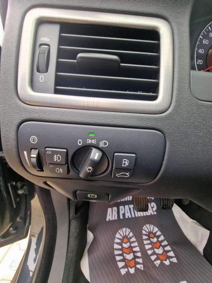 Volvo V70 2010 — photo 17