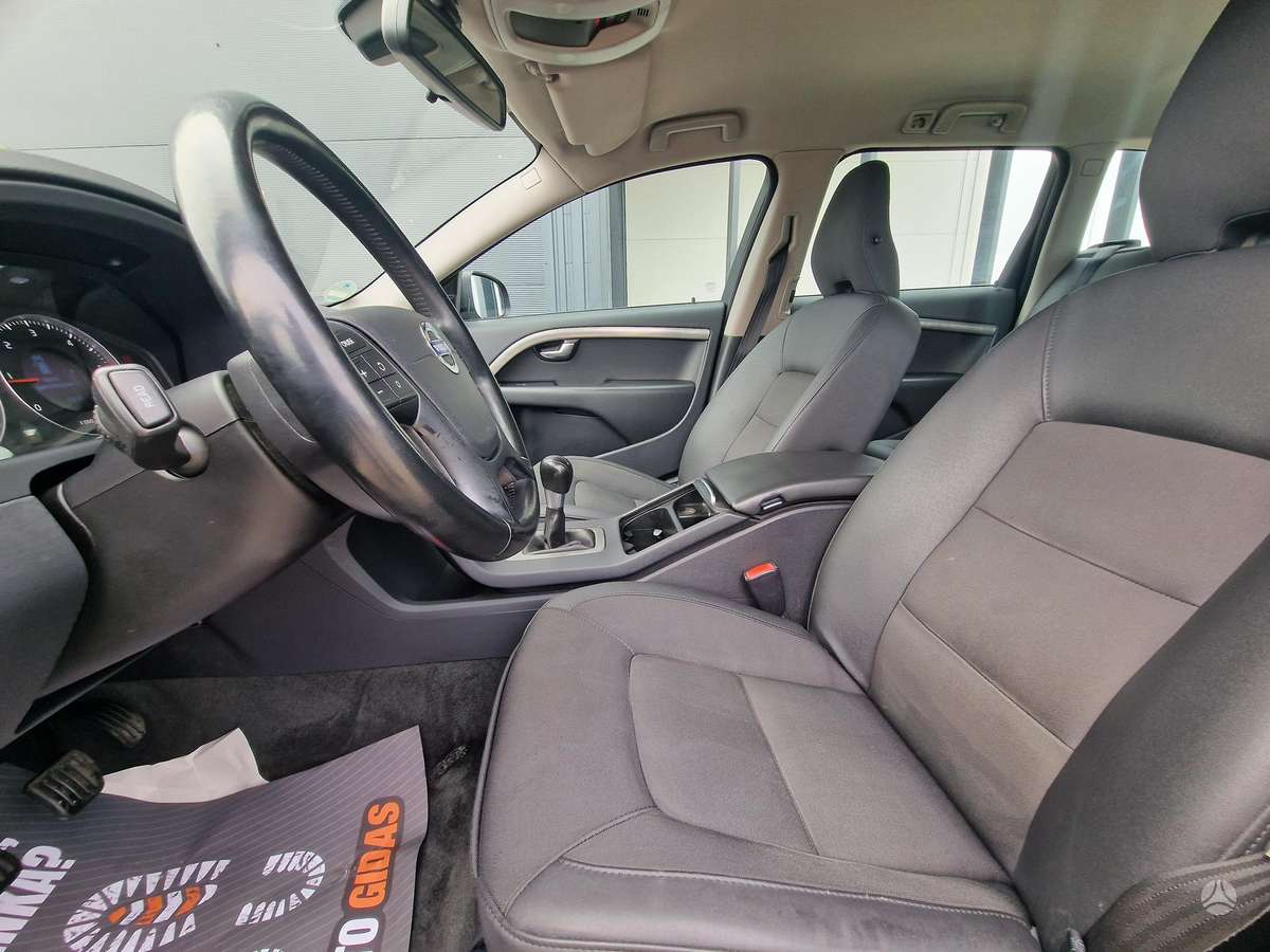 Volvo V70 2010 — photo 18