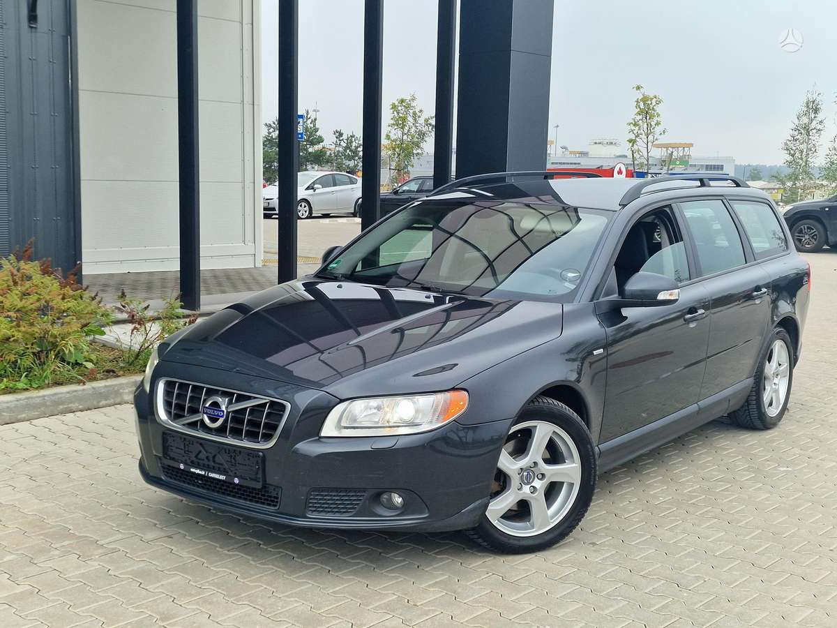 Volvo V70 2010 — rear view