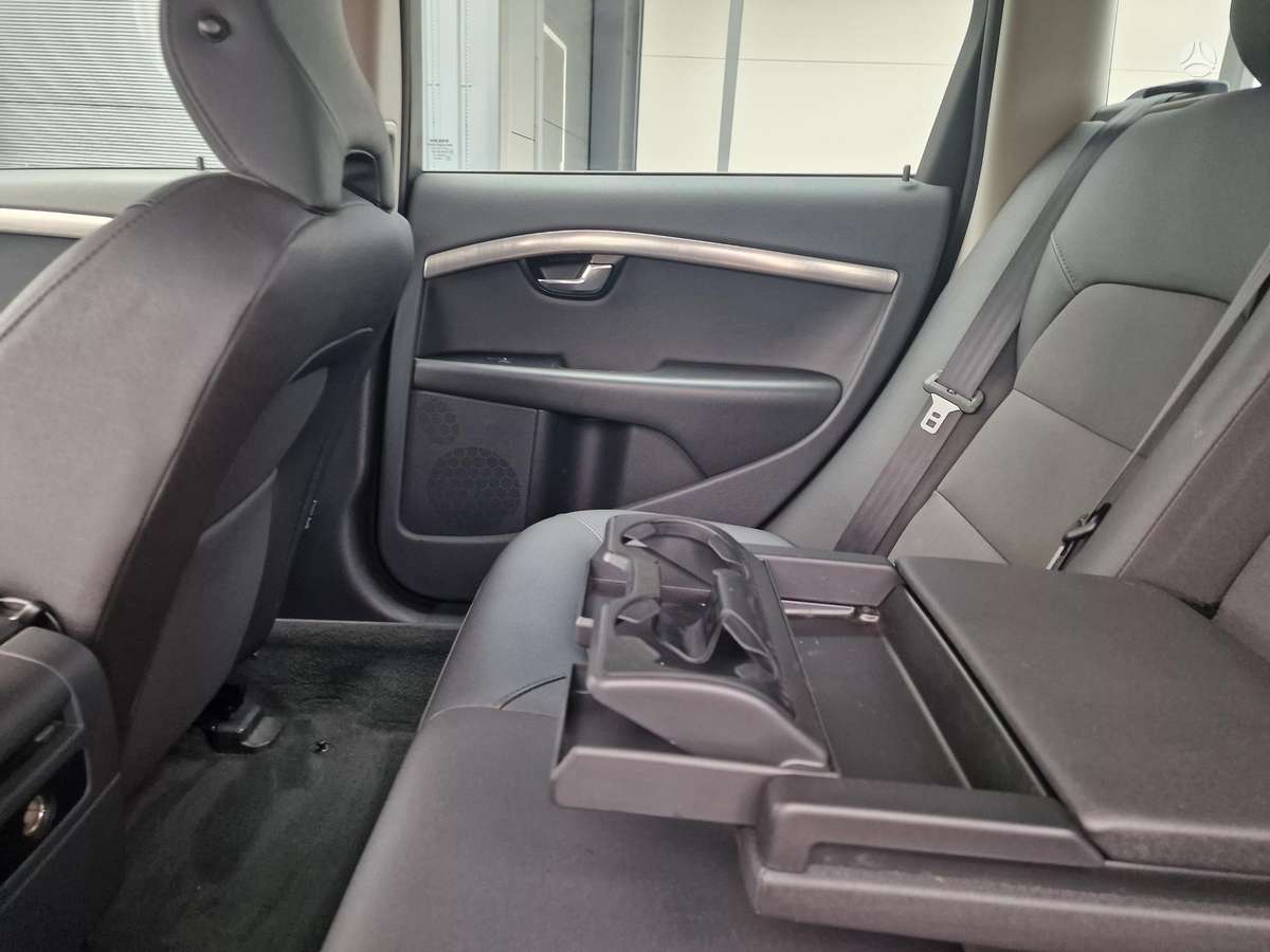 Volvo V70 2010 — photo 22