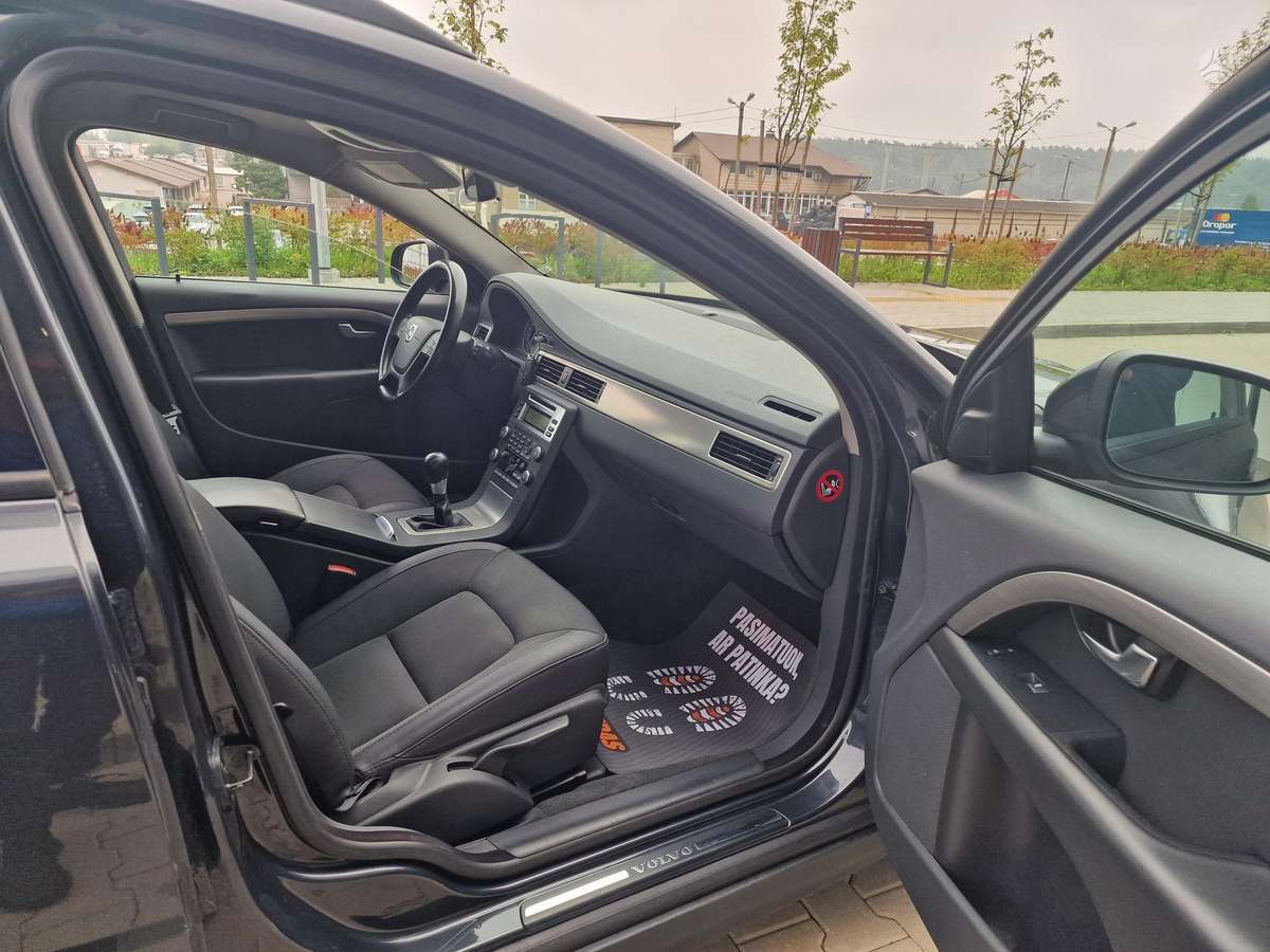 Volvo V70 2010 — photo 23