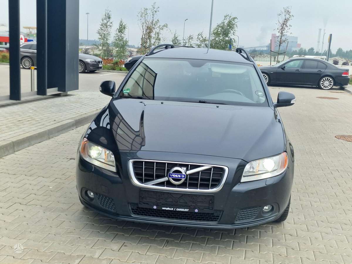 Volvo V70 2010 — interior