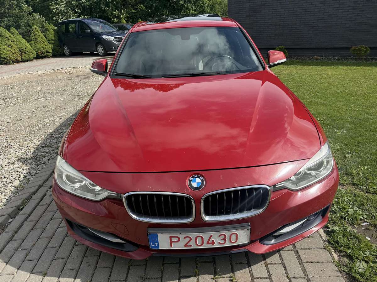 BMW 320 2013 — вигляд ззаду