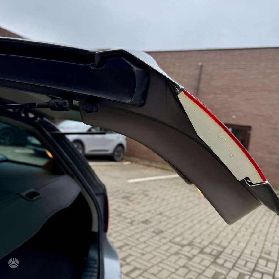 BMW 320 2011 — photo 16