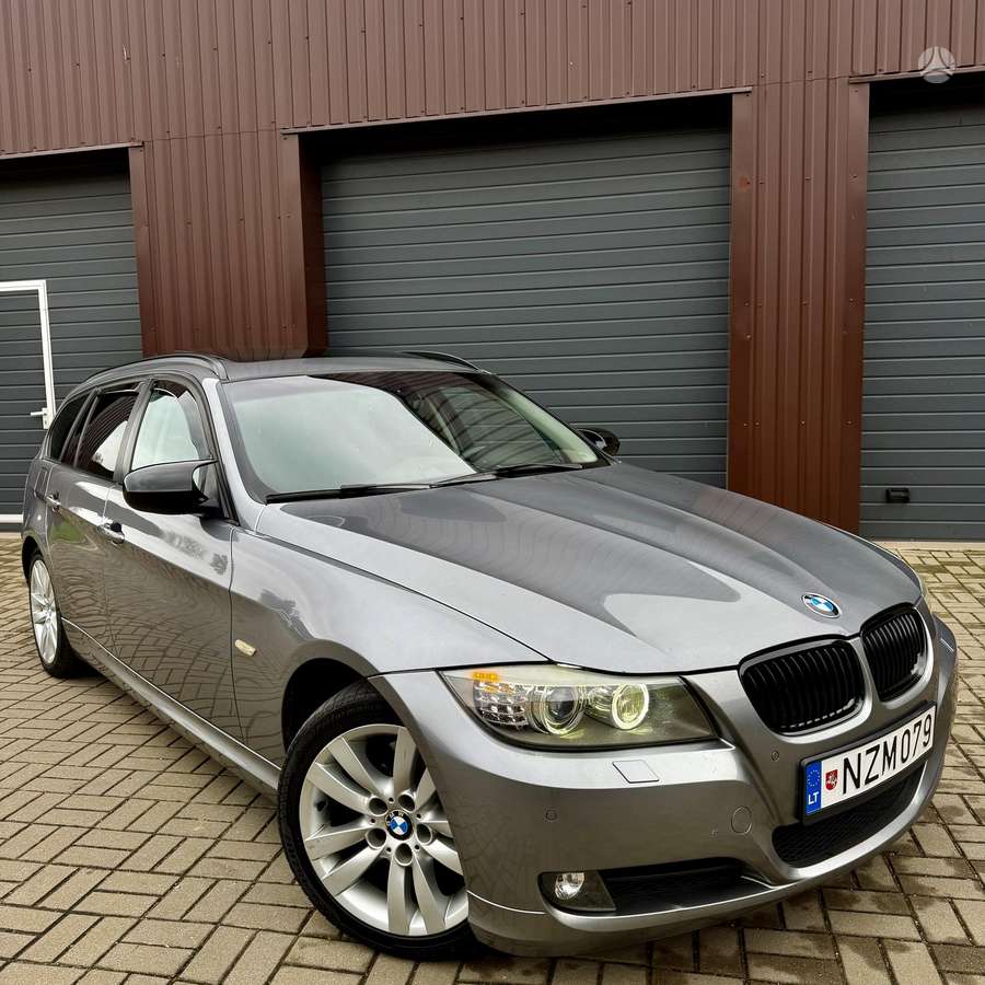 BMW 320 2011 — rear view
