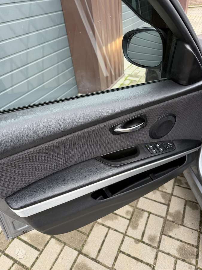 BMW 320 2011 — photo 27